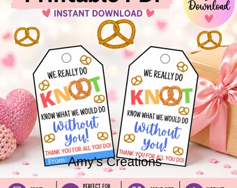 Op de afbeelding: Twee witte rechthoekige cadeaulabels met afgeronde bovenkanten met de tekst "WE REALLY DO KNOT KNOW WHAT WE WOULD DO WITHOUT YOU! THANK YOU FOR ALL YOU DO!" in kleurrijke letters, versierd met kleine illustraties van krakelingen.