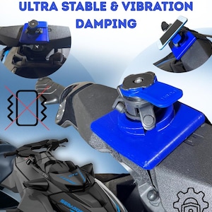 Puede incluir: Soporte azul para teléfono de moto acuática con el texto "JET SKI PHONE MOUNT ULTRA STABLE & VIBRATION DAMPING". El soporte se muestra acoplado a una moto acuática. La imagen también muestra una moto acuática.