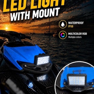 Puede incluir: Una luz LED rectangular con soporte montada en una moto de agua azul. El texto dice LED LIGHT WITH MOUNT, WATERPROOF IPX8 y MULTICOLOR RGB Multiple colors. La luz presenta una rejilla de pequeñas bombillas blancas y un marco negro.