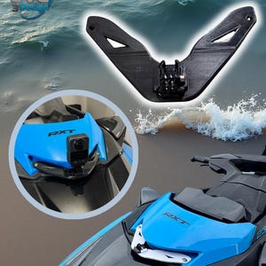 Pode incluir: Suporte preto para câmera GoPro para jet ski. O suporte tem formato de V com dois recortes triangulares e uma câmera GoPro conectada. O jet ski tem um esquema de cores azul e preto.