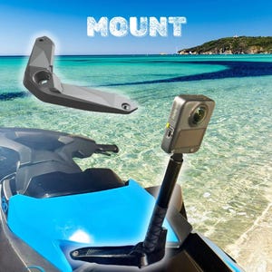 Pode incluir: Um suporte de câmera para jet ski é exibido em um cenário de praia e oceano. O suporte é preto e cinza, com o texto "JET SKI CAMERA MOUNT" em branco. Uma câmera está presa ao suporte, e um detalhe azul é visível no jet ski.