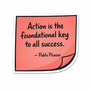 以下が含まれることがあります： 「Action is the foundational key to all success.」という引用句が黒いテキストで書かれた、赤い付箋のステッカー。ステッカーは白い縁取りがあり、角が丸まっています。パブロ・ピカソによる引用。