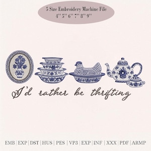 Puede incluir: Un archivo de diseño de bordado con patrones florales azules y blancos. El diseño incluye un jarrón, cuencos, un plato en forma de gallina, una tetera y un azucarero. El texto dice "I'd rather be thrifting."
