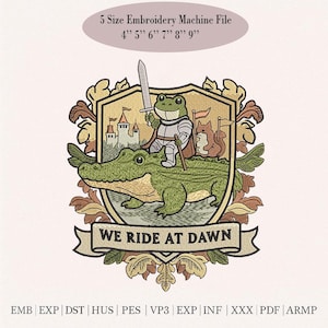 Puede incluir: Diseño de bordado con un caballero rana montando un caimán, sosteniendo una espada, con un castillo y una ardilla. El texto "WE RIDE AT DAWN" está debajo. Incluye tamaños de 10.16cm a 22.86cm.