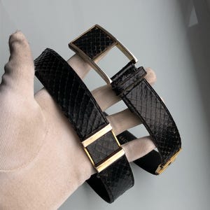 Cinturón de lujo vintage de piel negra con estampado de reptil natural, fabricado en Francia.