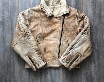 Giacca bomber da motociclista vintage in vera pelle marrone effetto invecchiato, prodotta nel Regno Unito.