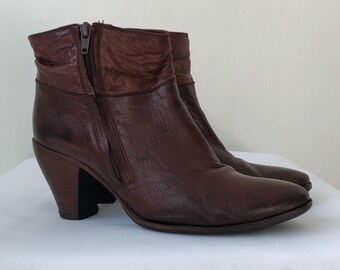 Stivali Moma in pelle con cerniera alla caviglia, colore bordeaux, stile avant-garde, Made in Italy, taglia EU37