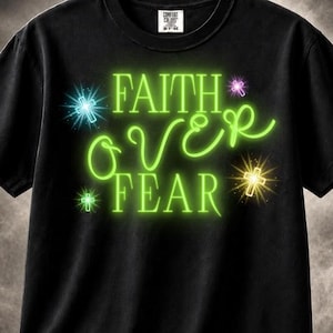 Camisetas cristianas listas para planchar con diseño de transferencia "Fe sobre el miedo", cruz con brillo neón simulado y diseño listo para planchar.
