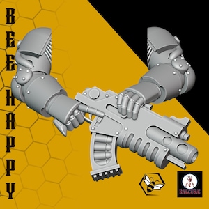 Puede incluir: Un arma de fuego gris de estilo futurista sostenida por brazos blindados. La imagen presenta el texto "BEE HAPPY" en letras verticales, junto con un logotipo de abeja y un logotipo con el texto "RALCUSE". El fondo es amarillo y negro.