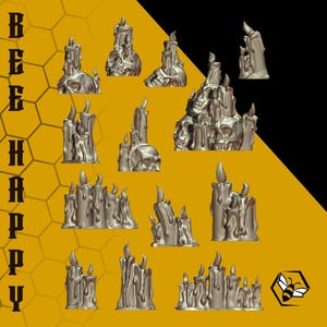 Può includere: Una collezione di sculture di candele argentate, alcune con disegni di teschi. Le candele presentano dettagli di cera fusa e sono disposte su uno sfondo giallo e nero. La parola "BEE HAPPY" è visualizzata verticalmente a sinistra.