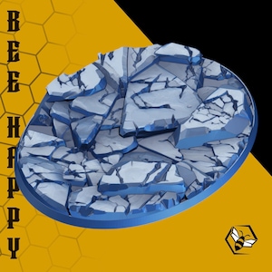 Könnte beinhalten: Eine blaue und weiße Basis für Miniaturen mit Rissen. Die runde Basis hat einen blauen Rand und eine detaillierte, strukturierte Oberfläche, die zerbrochenem Stein ähnelt. Der Hintergrund ist gelb und schwarz mit den Worten "BEE HAPPY".