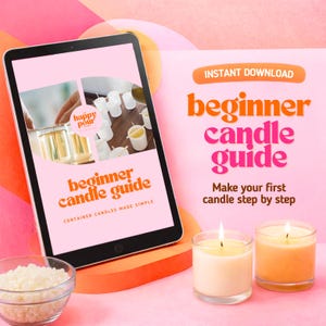 Puede incluir: Imagen promocional de una guía de velas para principiantes. La guía se muestra en una tableta, con el texto "Guía de velas para principiantes" y "Velas en recipientes simplificadas". También se ven dos velas encendidas y un cuenco de cera.