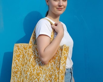Bolsa de algodón acolchada hecha a mano: estampado floral amarillo, estilo bohemio.