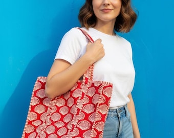 Bolso tote acolchado de conchas rojas hecho a mano: estampado de bloques costeros