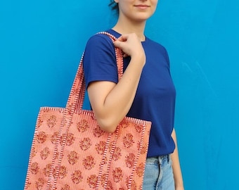 Bolso tote floral color melocotón hecho a mano: estampado de bloques Kantha acolchado