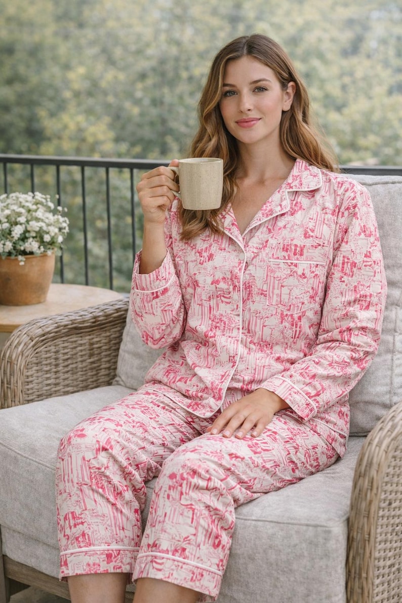 Różowy komplet piżamowy z bawełny z nadrukiem Toile | Piżama z długim rękawem | Luźny krój damski do noszenia w domu zdjęcie 1