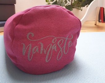 Yogabolster mit Bio Dinkelspelz "pink" mit Stickerei Namaste