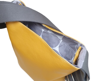 kleine Handtasche mit verstellbarem Gurt, Kunstleder gelb mit Baumwollfutter "Maxi Dots grau"