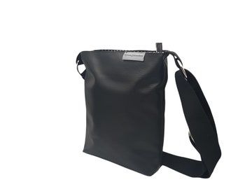 Umhängetasche, Schultertasche, kleine Handtasche mit verstellbarem Gurt, Kunstleder, schwarz