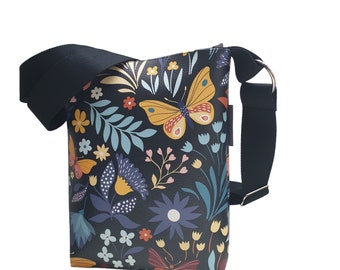 Umhängetasche, Schultertasche, kleine Handtasche mit verstellbarem Gurt, Kunstleder, Folklore Blumen & Schmetterling