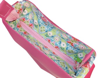 Umhängetasche, Schultertasche, kleine Handtasche mit verstellbarem Gurt, Kunstleder, pink mit buntem Futter