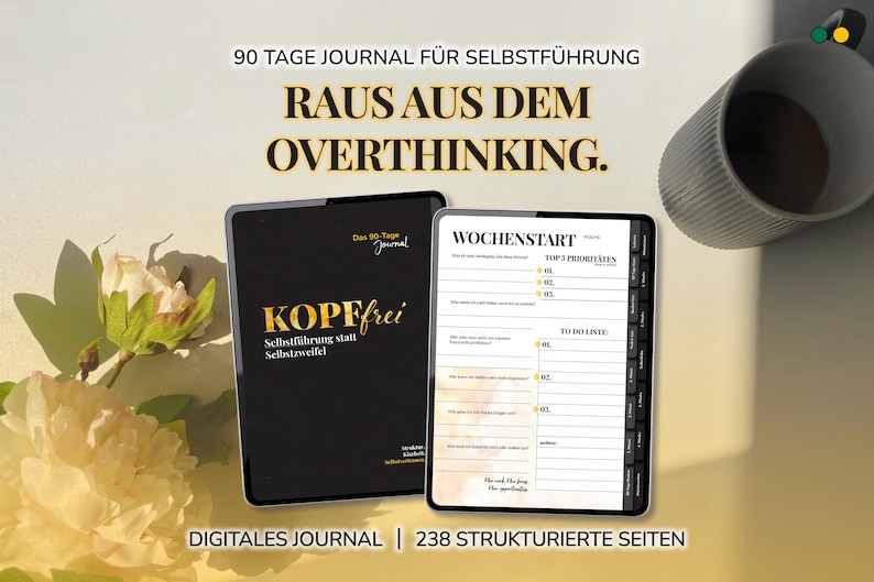 Pu&ograve; includere: Un diario digitale con il testo "90 TAGE JOURNAL F&Uuml;R SELBSTF&Uuml;HRUNG" e "RAUS AUS DEM OVERTHINKING." Il diario &egrave; nero con scritte dorate e ha 238 pagine strutturate. Una tazza bianca e un fiore sono anche nell'immagine.
