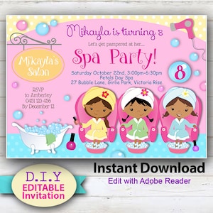 Puede incluir: Invitación rosa para una fiesta de spa con el texto "Mikayla cumple 8". La invitación presenta ilustraciones de chicas con batas de spa, una bañera y gráficos relacionados con el spa. Descarga instantánea, editable con Adobe Reader.