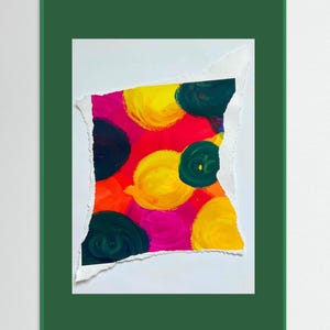 Könnte beinhalten: Ein abstrakter Kunstdruck mit dem Titel The Game von Caroline Wolf, 2026, in der Größe 30x40cm. Das Werk zeigt leuchtend gelbe, pinke und dunkelgrüne kreisförmige Pinselstriche auf Papier mit gerissenen Kanten, in grünem Passepartout und Holzrahmen.