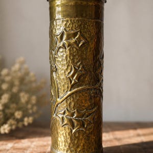 Antique WWI Trench Art Brass Shell Vase – Holly Leaf Relief – Marked SELDORF – Hand Hammered Artillery Shell – 23 cm