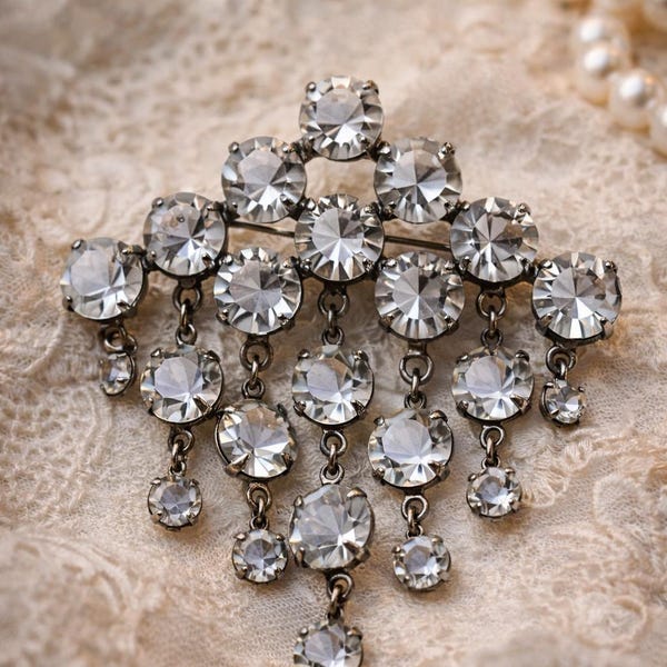 Broche vintage en cascada de diamantes de imitación, con cristales transparentes en la parte posterior, colgante de araña, joyería glamurosa de los años 50.
