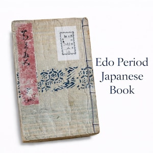 Puede incluir: Un libro japonés antiguo del período Edo. La portada está envejecida con una franja vertical roja y blanca en el lado izquierdo y un diseño estampado azul y blanco. El texto "Edo Period Japanese Book" está impreso en el lado derecho.