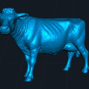 Könnte beinhalten: Eine blaue 3D-gerenderte Kuhfigur. Die Kuh steht mit gespreizten Beinen, das Euter ist sichtbar. Die Figur hat eine strukturierte Oberfläche und steht vor einem dunklen Hintergrund.