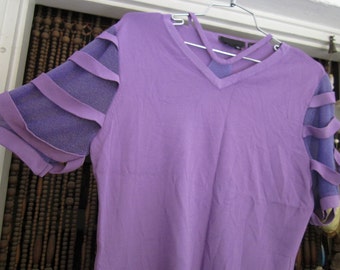 Camisa única de manga corta en color violeta/morado, estilo vintage - Tallas: Grande a Extragrande