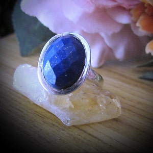 Faceted Natural LAPIS LAZULI Gem, Centered in 925 Sterling Silver (Stamped) Ring, Size 7-1/2