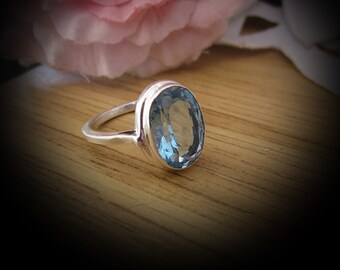 Authentic Faceted BLUE TOPAZ Embedded in 925 Sterling Silver (Stamped) Ring, Vintage - Size 8.25