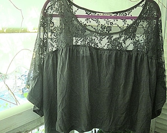 Beautiful Delicate Bat Winged Forest Green Loose Fit Cotton Top, Appliqued with dainty Floral Lace, Vintage - Size M-L
