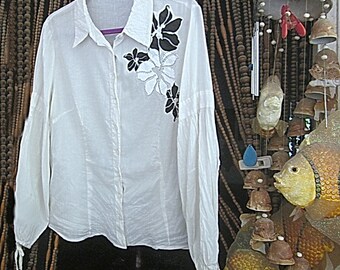 APRE'S - Weiße Bluse aus 100% Baumwolle mit zartem Pailletten-Blumendruck bestickt / geschlitzte lange Ärmel mit geknoteten Manschetten, L-XL