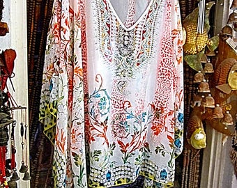DOZZLING - Haut poncho surdimensionné à sequins en mélange de soie floral peint en batik peint à ailes de chauve-souris dans des tons pastel doux de verts et d'orange - TAILLE UNIQUE.