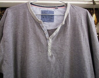 Męski, delikatnie paskowany, długi rękaw, bluza typu pullover w kolorze jasnoszarym i ciemnoszarym - rozmiar 2XL