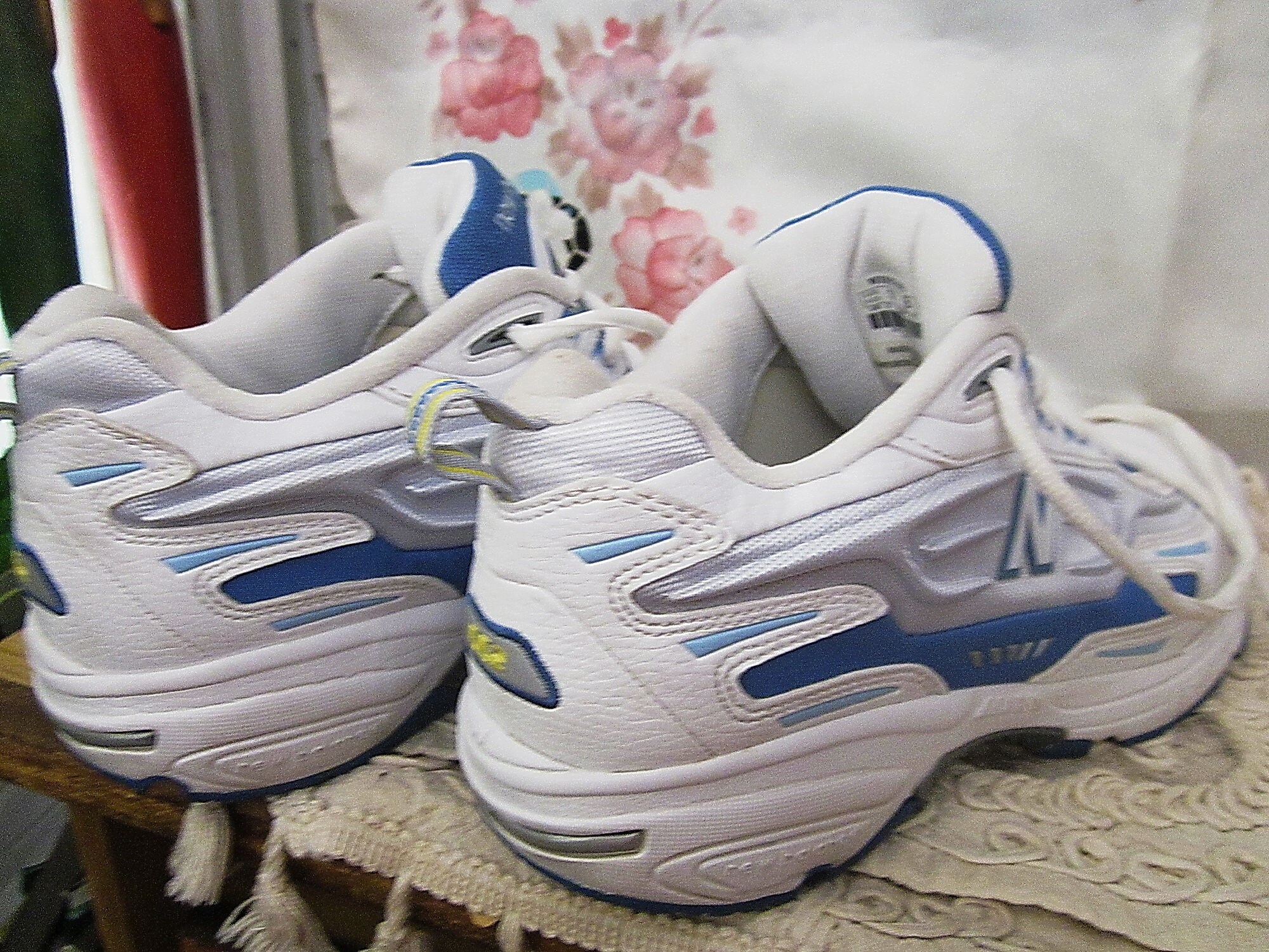 ★★New Balance★★ NBNEF2V482 WOMEN DEBUT GRAPHIC HALF SLEE Women's Sneakers, Clothing & Accessories - New Balance