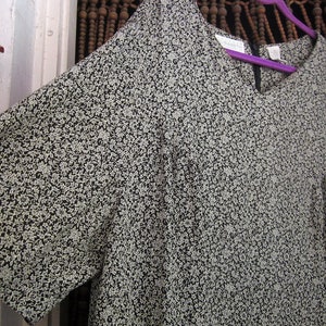ELISABETH by Liz Claiborne - Oversized Floral Long Dress / Short Sleeves With a Unique Floral Metal Button Cuff, Vintage - Size 20