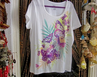 Hermosa túnica blanca extragrande 100 % algodón con estampado de mariposas multicolores delicadamente brillantes, estilo vintage, talla 2X