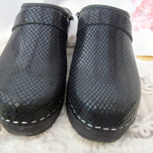 SKANE TOFFELN, Sweden - Shiny BLACK Leather Round Toe Slip On Mules Clogs, Vintage - Sz. Eur.38