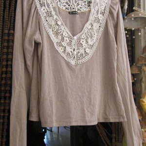 Romantische Toffee-Schattierte Bluse/ Top, verziert mit weißer Floraler Spitze und 2 perlmuttfarbenen Vorderknöpfen, Vintage - Medium bis Large