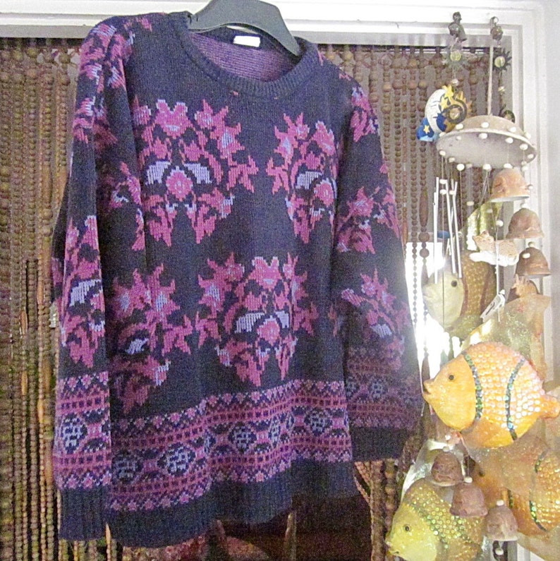 Vintage Knit Pullover Sweater in Dark Blue with purple /& Violet Medium to Large Vintage