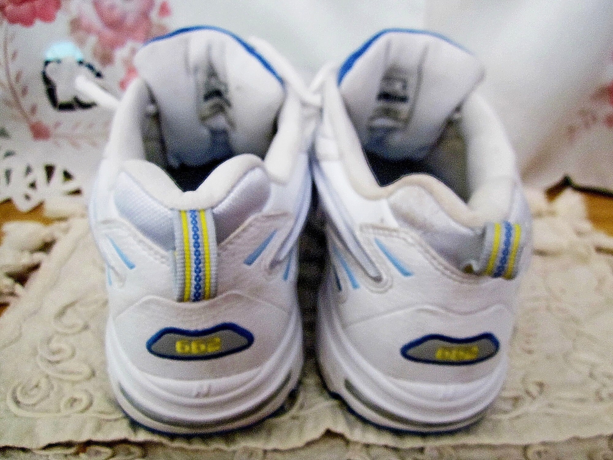 ★★New Balance★★ NBNEF2V482 WOMEN DEBUT GRAPHIC HALF SLEE Women's Sneakers, Clothing & Accessories - New Balance