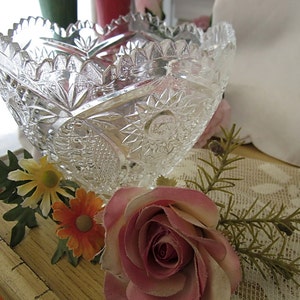 Magnifique plat à bonbons en verre taillé gravé/pot à sucre/présentoir de fleurs séchées, vintage image 4