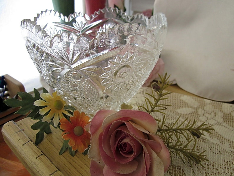 Magnifique plat à bonbons en verre taillé gravé/pot à sucre/présentoir de fleurs séchées, vintage image 4