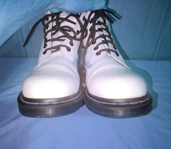 Dr. MARTENS - Smooth White Leather Lace up Round Toe Ankle  display picture 1