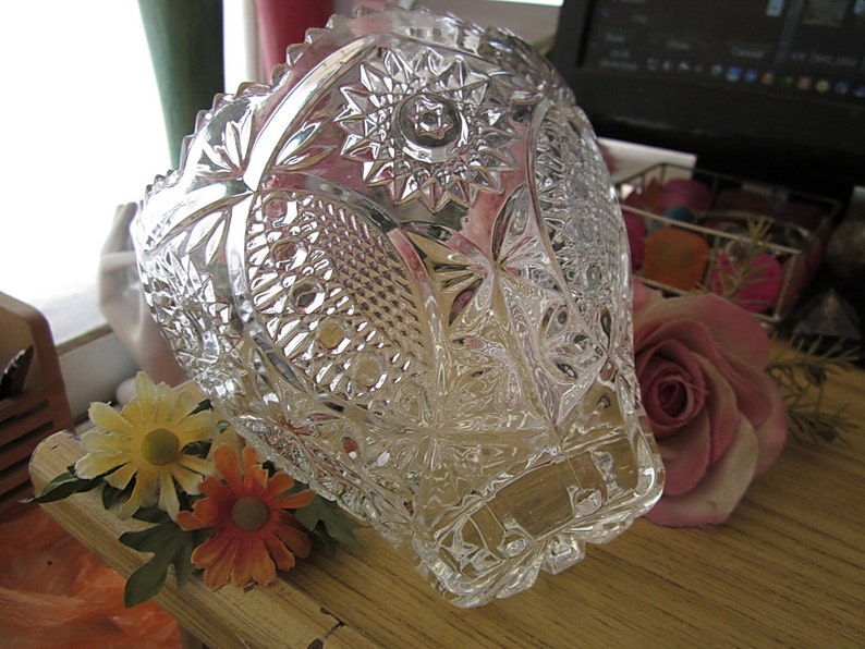 Peut inclure: Un bol en verre transparent avec un motif en verre taill&eacute;. Le bol a un bord festonn&eacute; et est d&eacute;cor&eacute; d'un motif r&eacute;p&eacute;titif de fleurs et de feuilles.
